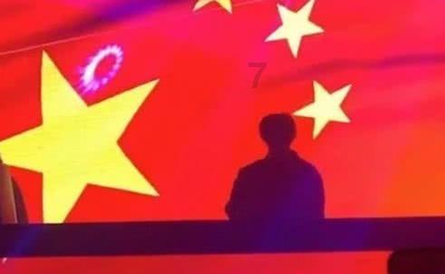 小球进黑洞